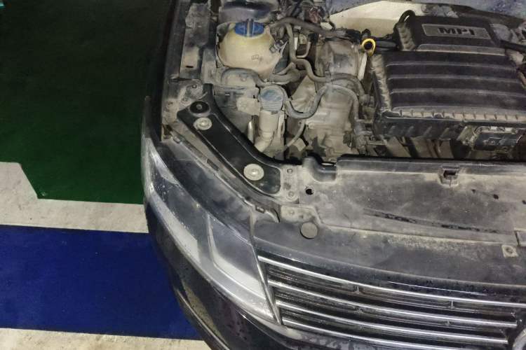 Used Volkswagen Lavida 2015 1.6L Manual Comfort Edition Engine Bay Right
