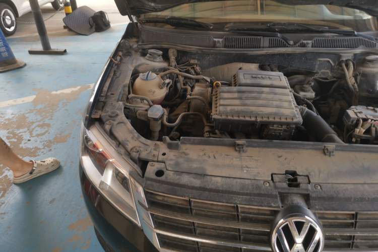 Used Volkswagen Lavida 2015 1.6L Automatic Fashion Edition Engine Bay Right