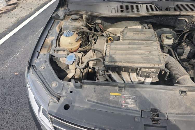 Used Volkswagen Lavida 2015 1.6L Automatic Fashion Edition Engine Bay Right