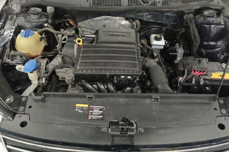 Used Volkswagen Lavida 2015 1.6L Automatic Fashion Edition Engine Bay