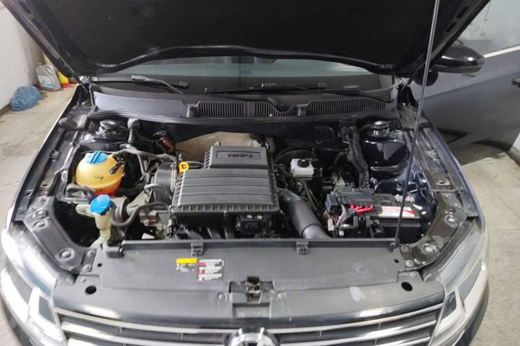 Used Volkswagen Lavida 2015 1.6L Automatic Comfort Edition Engine Bay