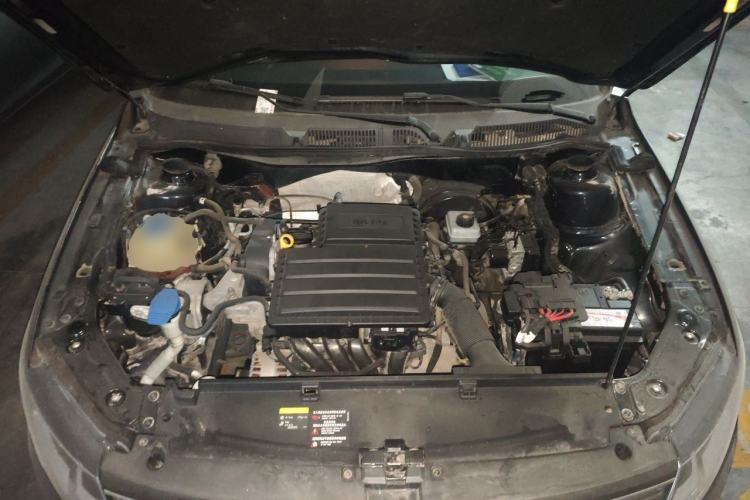 Used Volkswagen Lavida 2015 1.6L Manual Fashion Edition Engine Bay