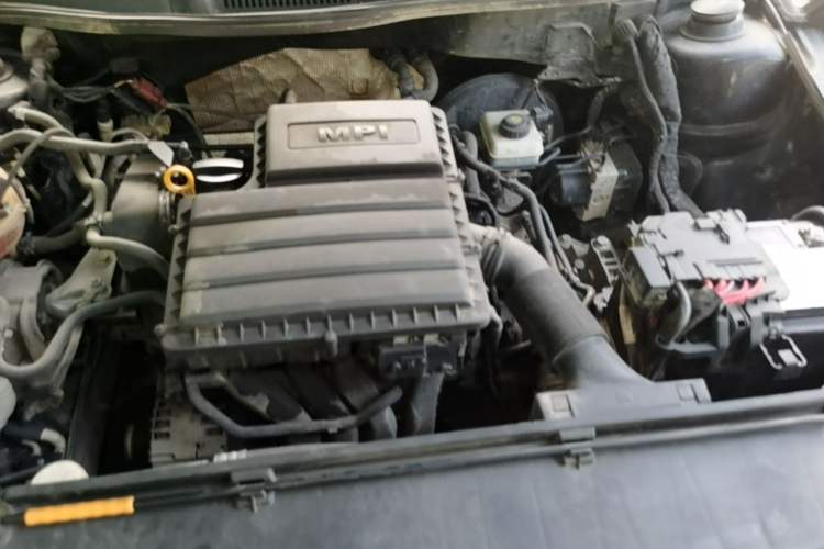 Used Volkswagen Lavida 2015 1.6L Automatic Comfort Edition Engine Bay