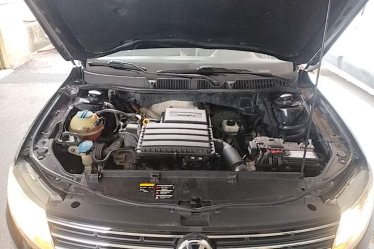 Used Volkswagen Lavida 2015 1.6L Automatic Fashion Edition Engine Bay