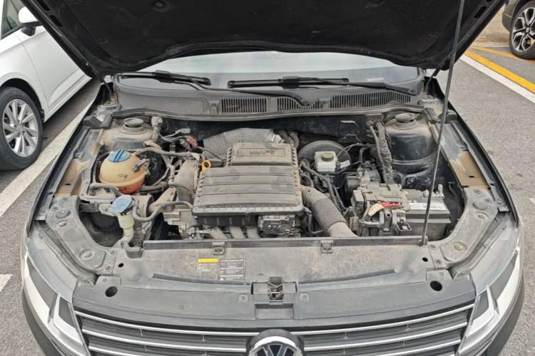 Used Volkswagen Lavida 2015 1.6L Automatic Comfort Edition Engine Bay