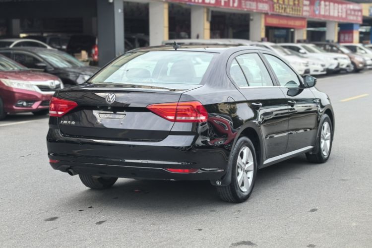 Used Volkswagen Lavida 2015 1.6L Automatic Fashion Edition Exterior 2