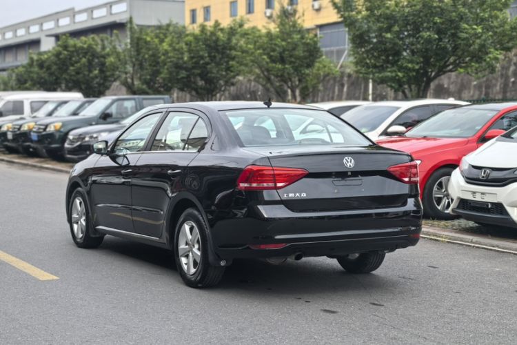 Used Volkswagen Lavida 2015 1.6L Automatic Fashion Edition Exterior 3