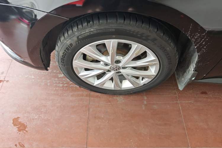 Used Volkswagen Lavida 2015 1.6L Automatic Comfort Edition Exterior 4