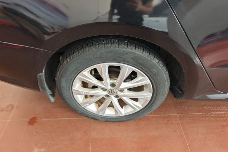 Used Volkswagen Lavida 2015 1.6L Automatic Comfort Edition Exterior 5