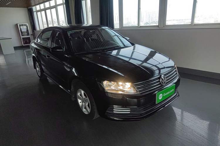 Used Volkswagen Lavida 2015 1.6L Manual Fashion Edition Front Right 45 Deg