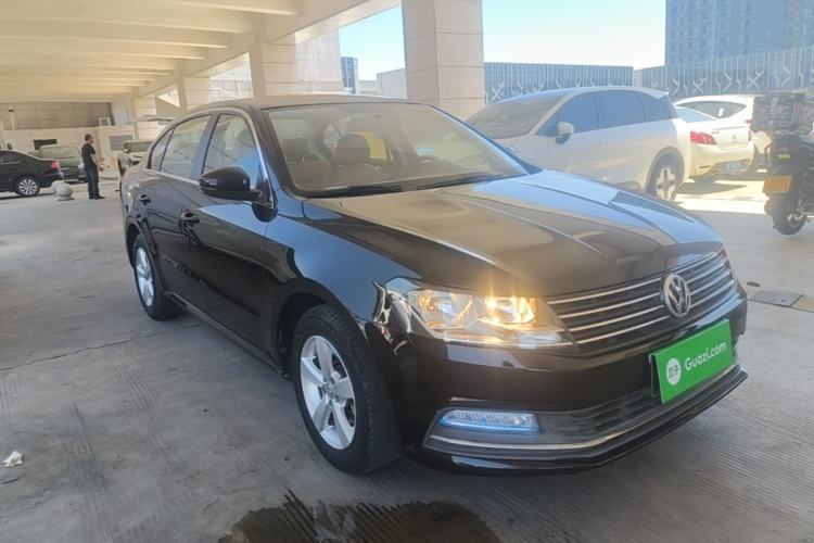 Used Volkswagen Lavida 2015 1.6L Manual Fashion Edition Front Right 45 Deg