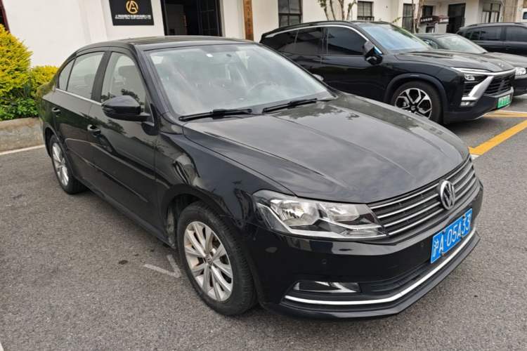 Used Volkswagen Lavida 2015 1.6L Automatic Comfort Edition Front Right 45 Deg