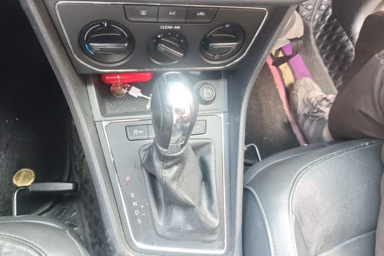 Used Volkswagen Lavida 2015 1.6L Automatic Comfort Edition Gear Lever