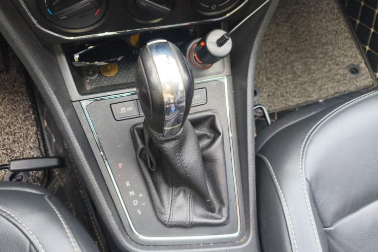 Used Volkswagen Lavida 2015 1.6L Automatic Comfort Edition Gear Lever