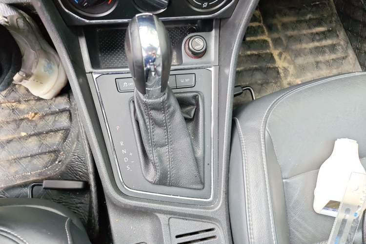 Used Volkswagen Lavida 2015 1.6L Automatic Comfort Edition Gear Lever