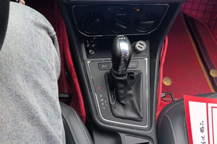 Used Volkswagen Lavida 2015 1.6L Automatic Comfort Edition Gear Lever