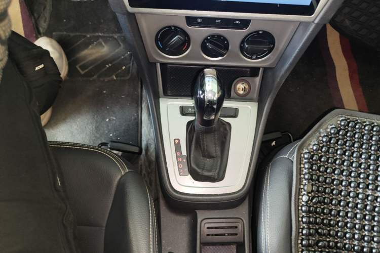 Used Volkswagen Lavida 2015 1.6L Automatic Fashion Edition Gear Lever