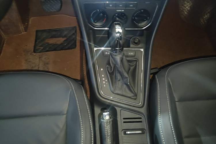 Used Volkswagen Lavida 2015 1.6L Automatic Comfort Edition Gear Lever