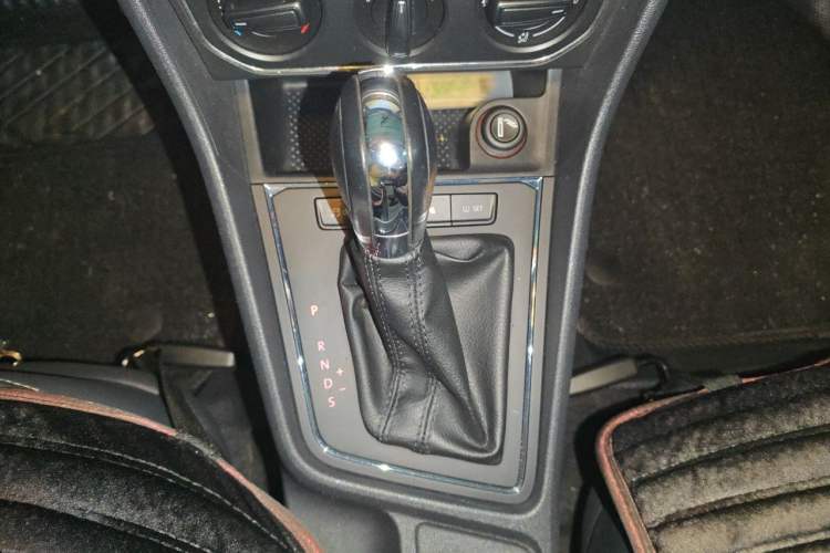 Used Volkswagen Lavida 2015 1.6L Automatic Comfort Edition Gear Lever