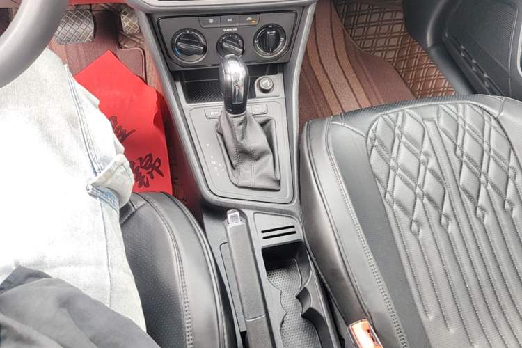 Used Volkswagen Lavida 2015 1.6L Automatic Fashion Edition Gear Lever