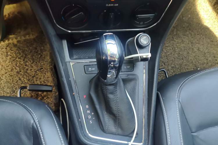 Used Volkswagen Lavida 2015 1.6L Automatic Comfort Edition Gear Lever
