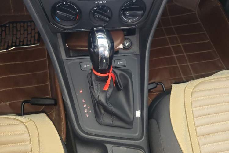 Used Volkswagen Lavida 2015 1.6L Automatic Fashion Edition Gear Lever