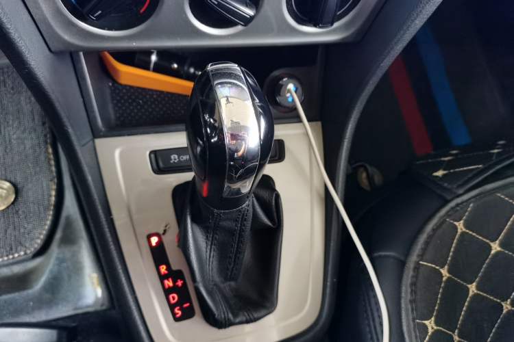 Used Volkswagen Lavida 2015 1.6L Automatic Fashion Edition Gear Lever
