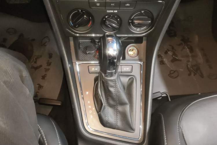 Used Volkswagen Lavida 2015 1.6L Automatic Comfort Edition Gear Lever