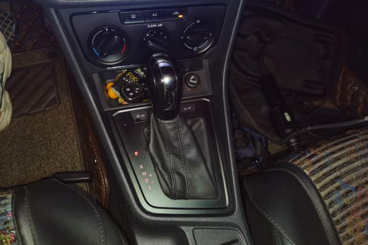 Used Volkswagen Lavida 2015 1.6L Automatic Fashion Edition Gear Lever