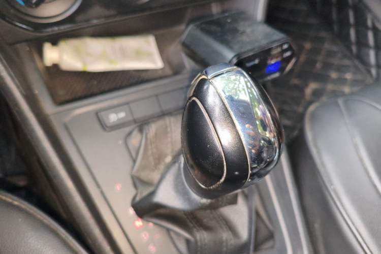 Used Volkswagen Lavida 2015 1.6L Automatic Fashion Edition Gear Lever