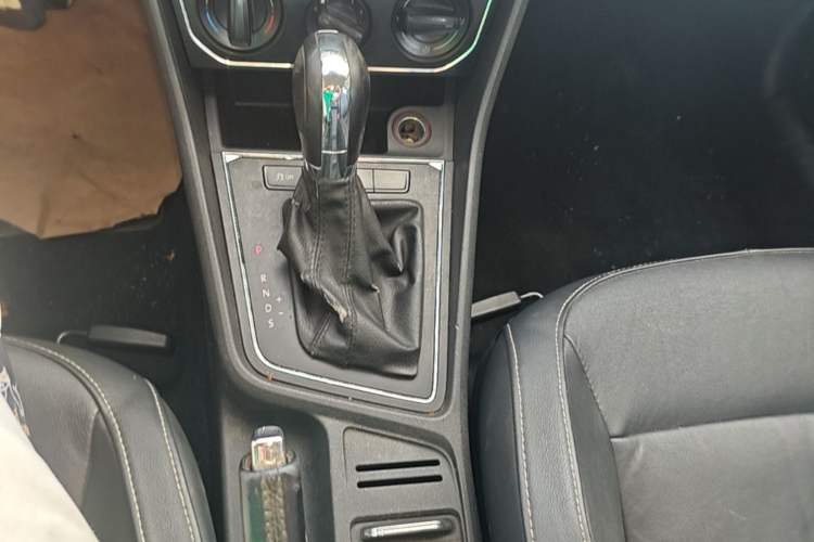 Used Volkswagen Lavida 2015 1.6L Automatic Comfort Edition Gear Lever