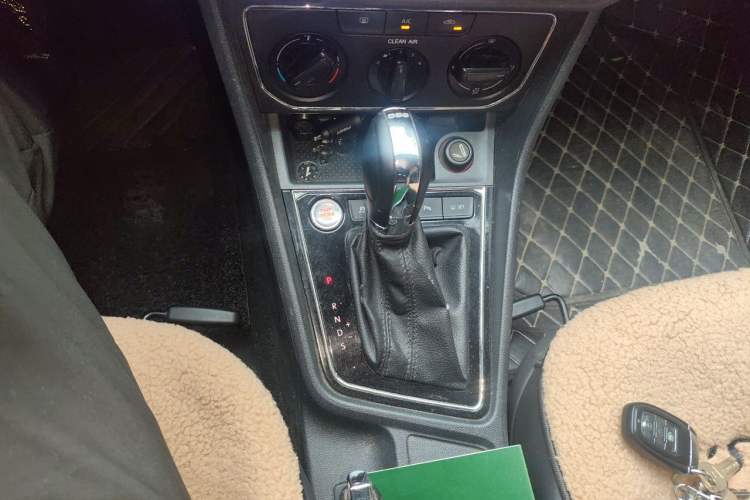 Used Volkswagen Lavida 2015 1.6L Automatic Comfort Edition Gear Lever