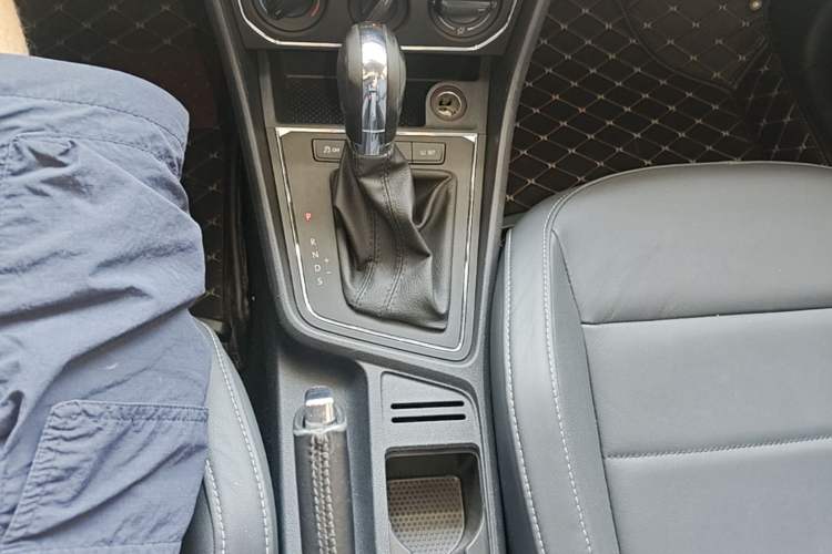 Used Volkswagen Lavida 2015 1.6L Automatic Comfort Edition Gear Lever