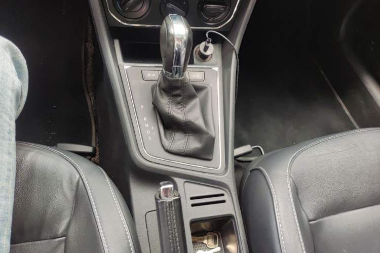 Used Volkswagen Lavida 2015 1.6L Automatic Comfort Edition Gear Lever