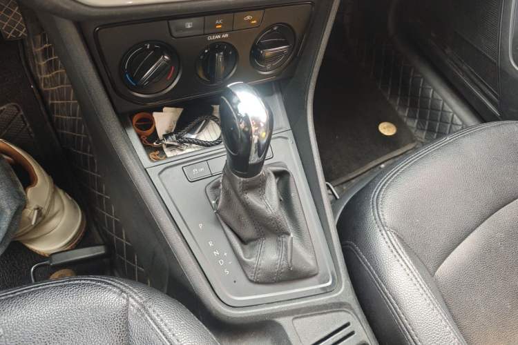 Used Volkswagen Lavida 2015 1.6L Automatic Fashion Edition Gear Lever