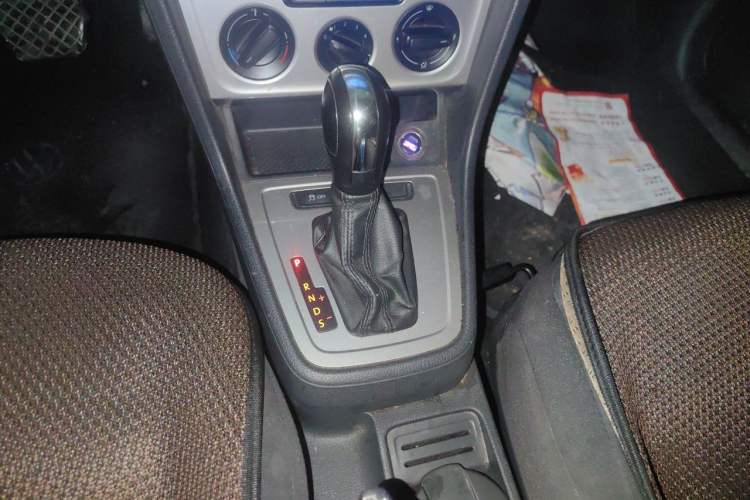 Used Volkswagen Lavida 2015 1.6L Automatic Fashion Edition Gear Lever