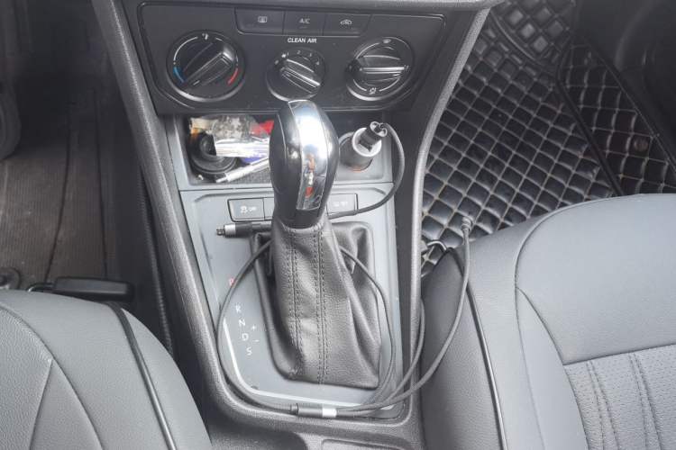 Used Volkswagen Lavida 2015 1.6L Automatic Fashion Edition Gear Lever