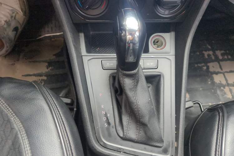 Used Volkswagen Lavida 2015 1.6L Automatic Fashion Edition Gear Lever