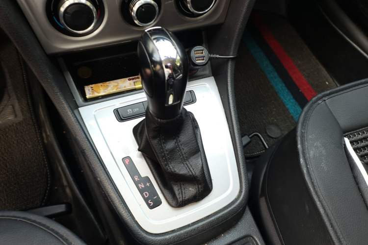 Used Volkswagen Lavida 2015 1.6L Automatic Fashion Edition Gear Lever