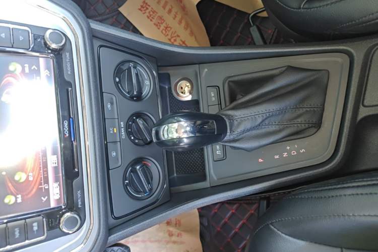 Used Volkswagen Lavida 2015 1.6L Automatic Fashion Edition Gear Lever