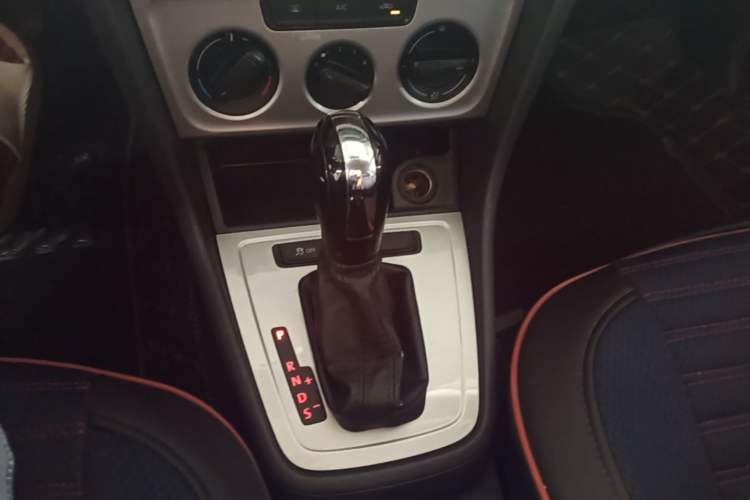 Used Volkswagen Lavida 2015 1.6L Automatic Fashion Edition Gear Lever