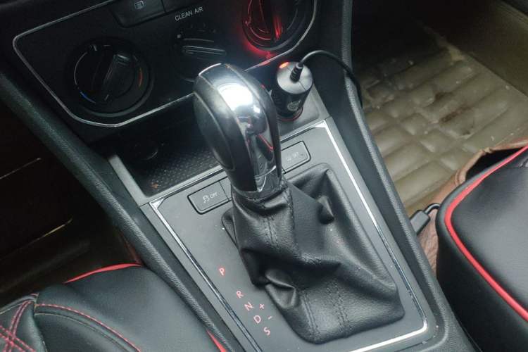 Used Volkswagen Lavida 2015 1.6L Automatic Comfort Edition Gear Lever