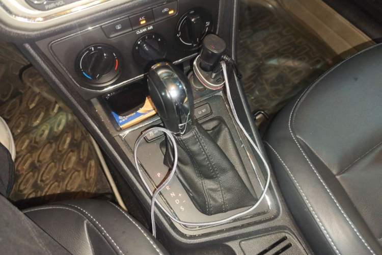 Used Volkswagen Lavida 2015 1.6L Automatic Comfort Edition Gear Lever