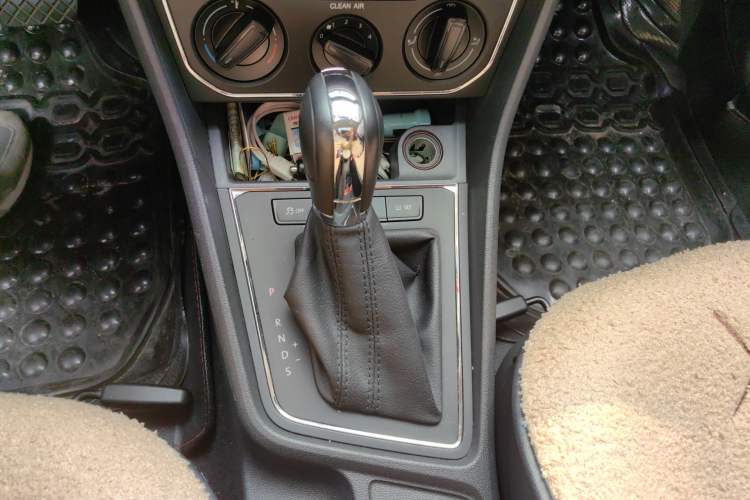 Used Volkswagen Lavida 2015 1.6L Automatic Comfort Edition Gear Lever