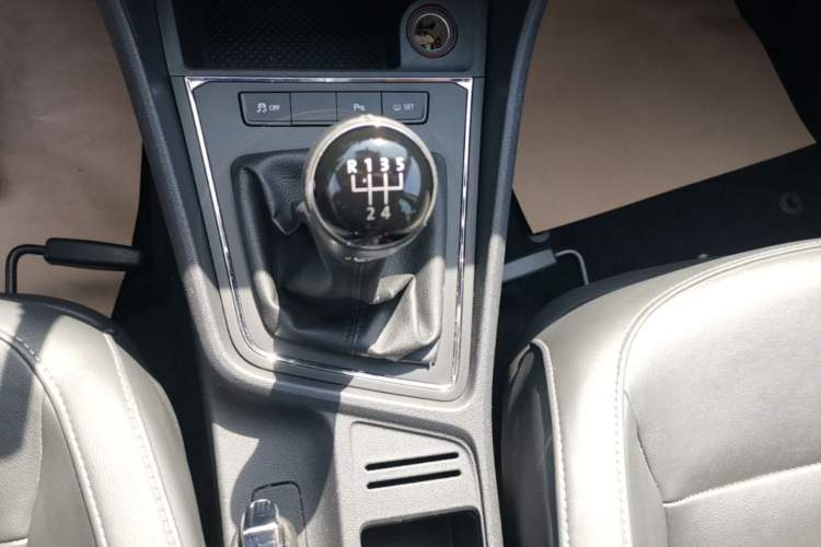 Used Volkswagen Lavida 2015 1.6L Manual Comfort Edition Gear Lever