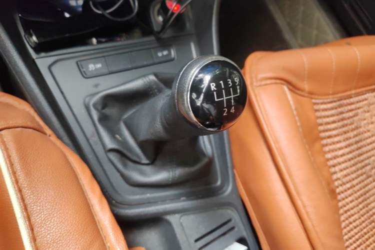 Used Volkswagen Lavida 2015 1.6L Manual Fashion Edition Gear Lever
