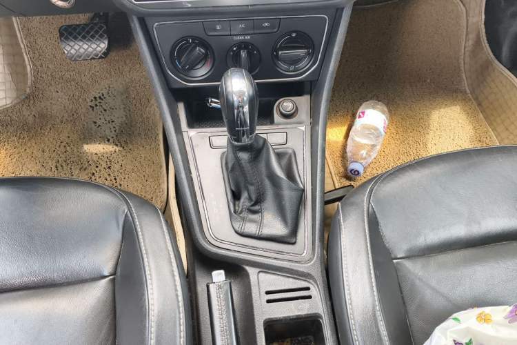Used Volkswagen Lavida 2015 1.6L Automatic Comfort Edition Gear Lever