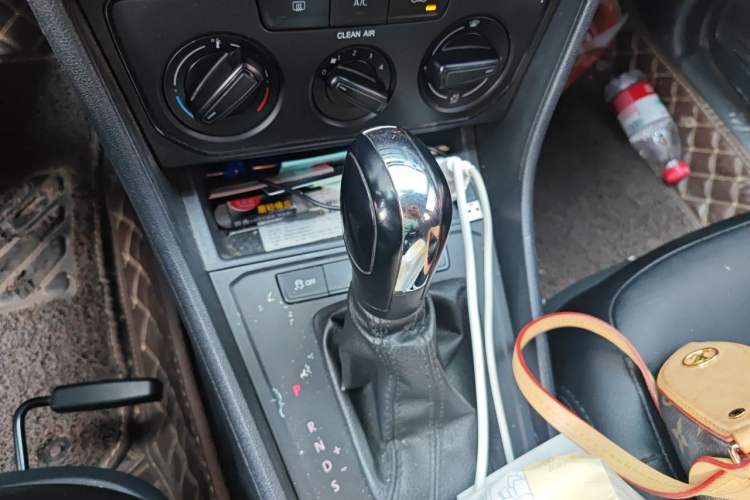 Used Volkswagen Lavida 2015 1.6L Automatic Fashion Edition Gear Lever