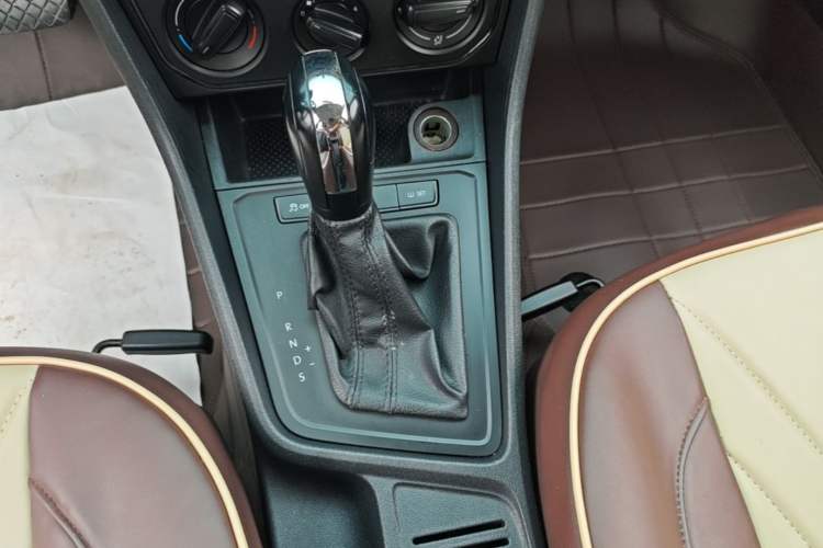 Used Volkswagen Lavida 2015 1.6L Automatic Fashion Edition Gear Lever