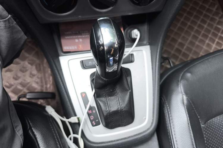 Used Volkswagen Lavida 2015 1.6L Automatic Fashion Edition Gear Lever
